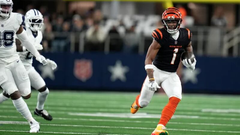 Cincinnati Bengals wide receiver Ja'Marr Chase (1) picks up yards in the first quarter over...