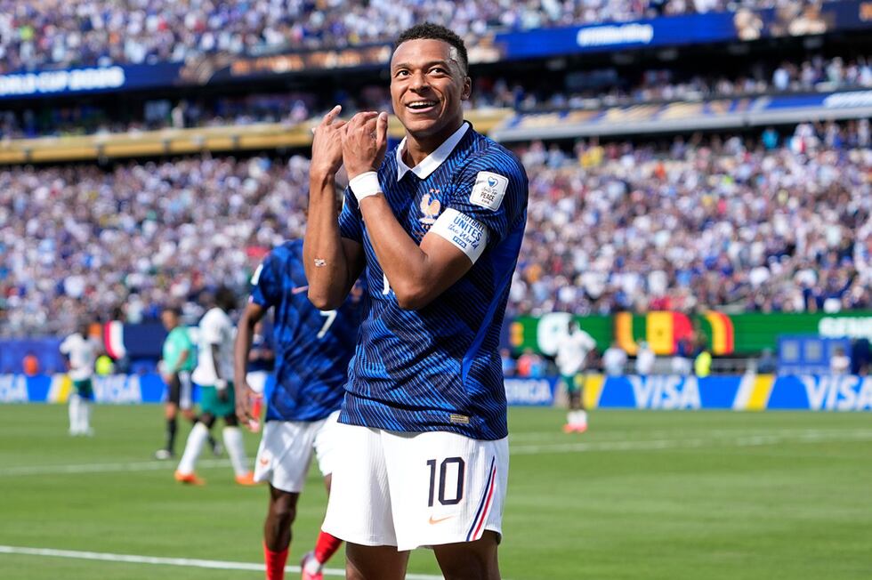 El francés Kylian Mbappé celebra después de anotar el primer gol de su equipo en el partido...