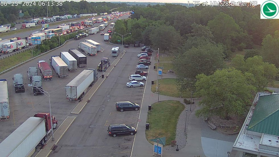 Man standing outside vehicle on I-75 dies after being hit by semi