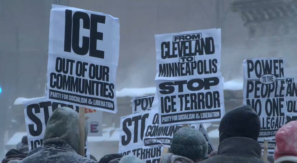 Los manifestantes llevaron carteles con mensajes como "ICE fuera de nuestras comunidades" y...